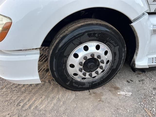 Image of Kenworth T680 equipment image 4