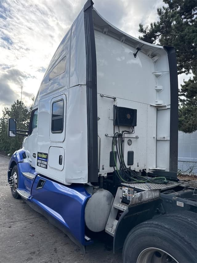 Image of Kenworth T680 equipment image 4