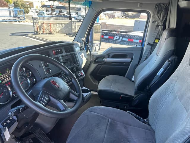 Image of Kenworth T680 equipment image 3