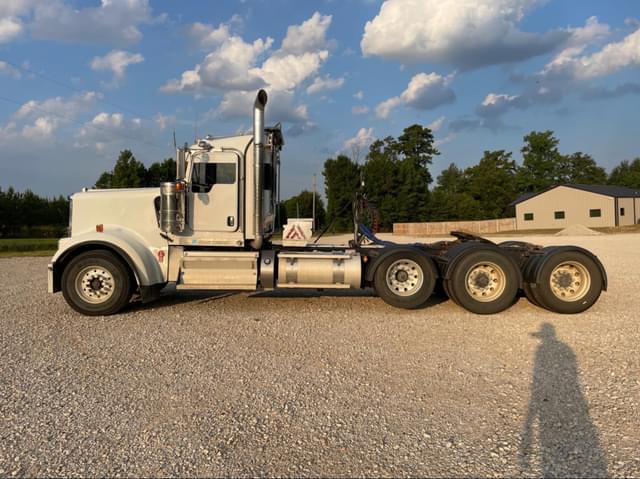 Image of Kenworth W900L equipment image 3