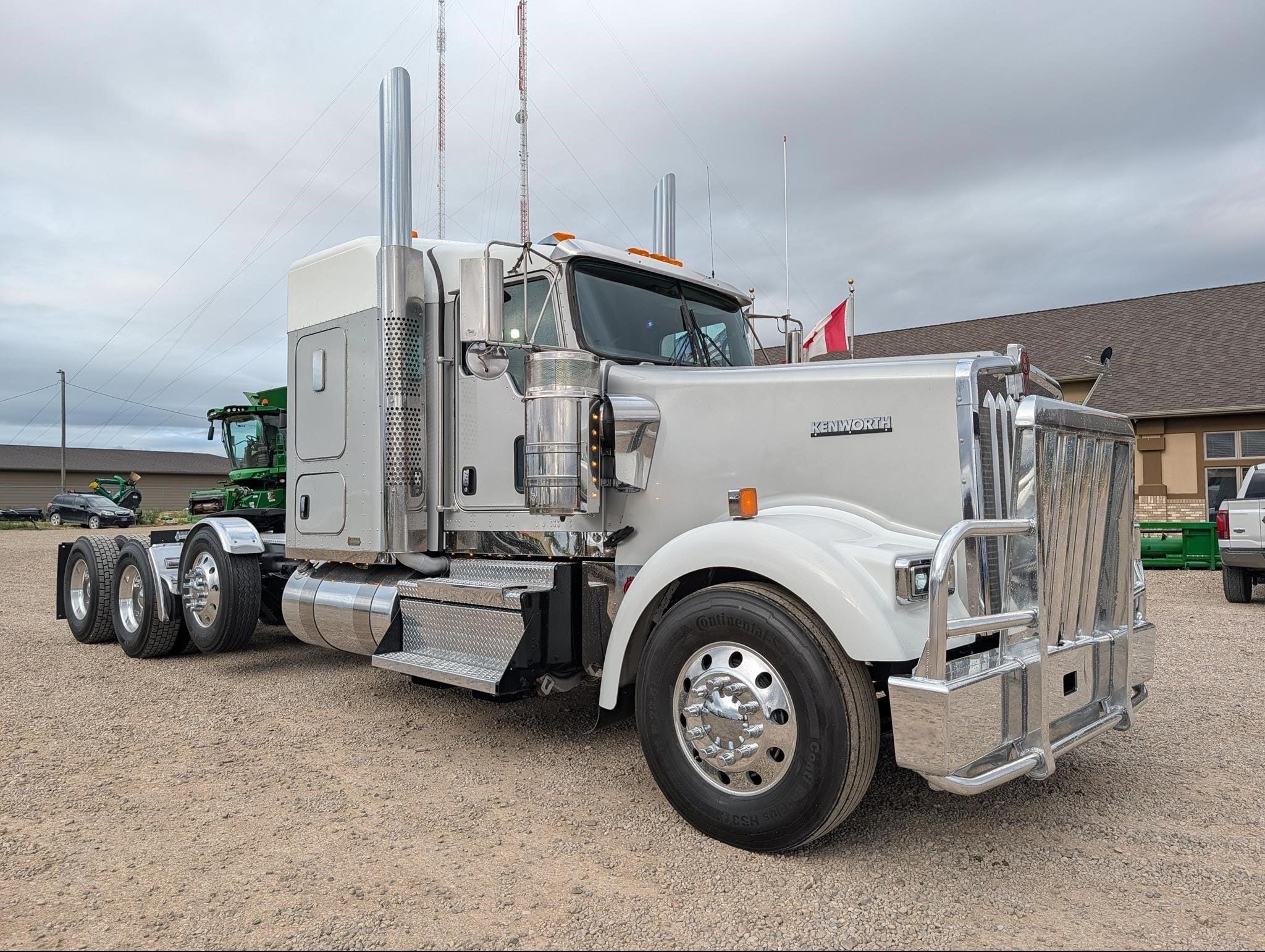 2020 Kenworth W900L Equipment Image0