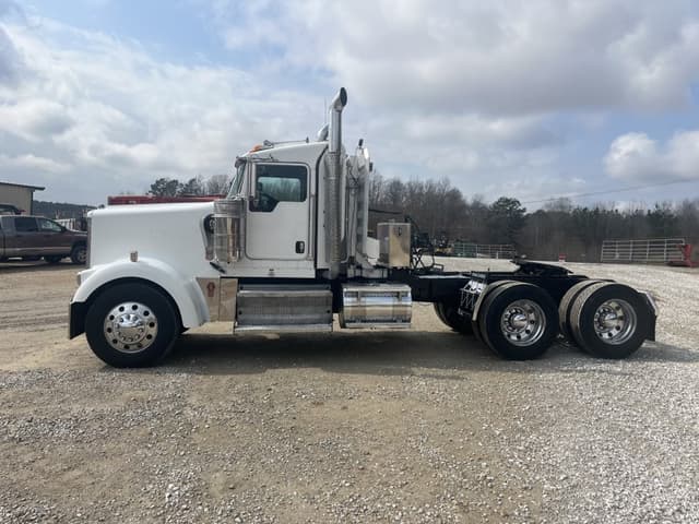 Image of Kenworth W900L equipment image 1