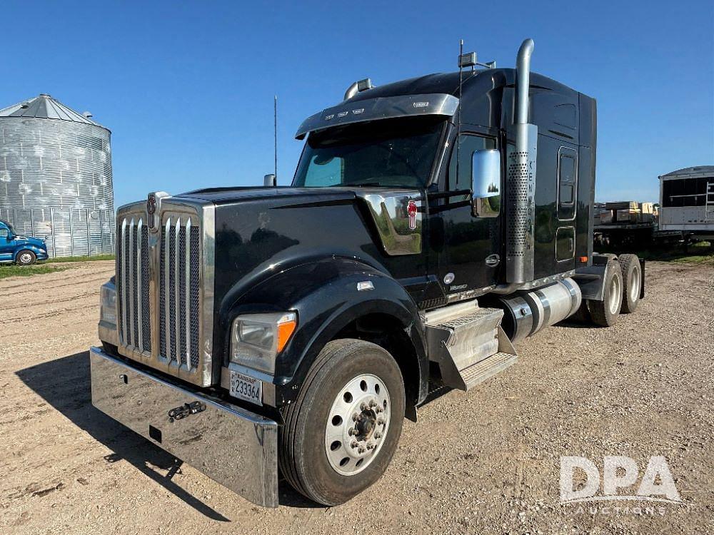 Image of Kenworth W990 Primary image