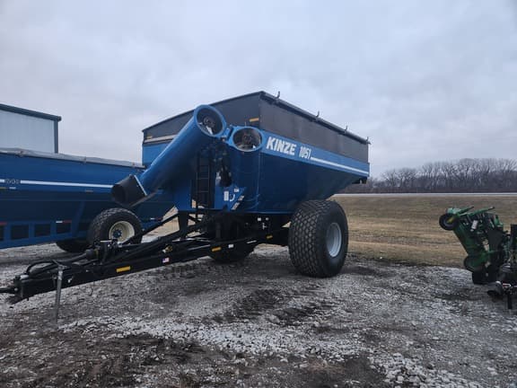 Image of Kinze 1051 equipment image 2