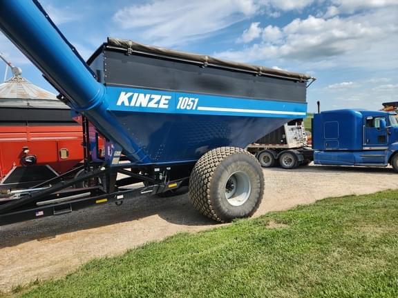 Image of Kinze 1051 equipment image 3