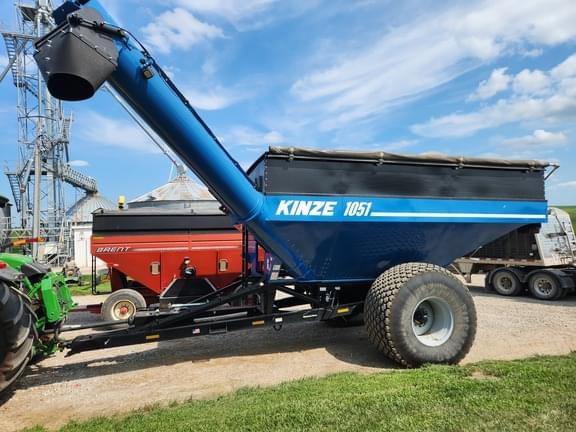 Image of Kinze 1051 equipment image 1