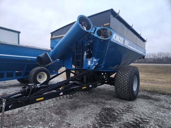 Image of Kinze 1051 equipment image 1