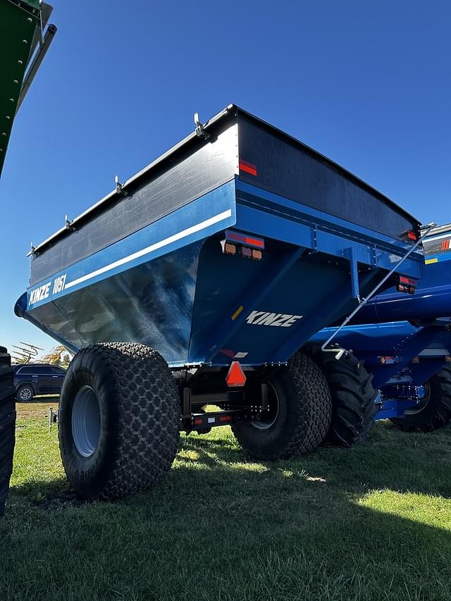 Image of Kinze 1051 equipment image 2