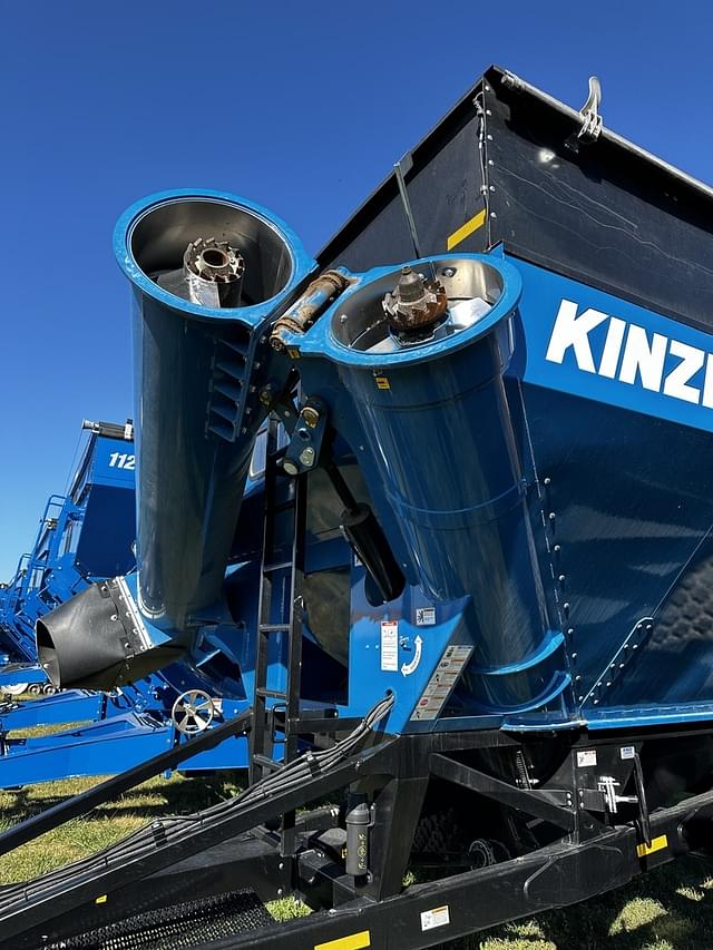 Image of Kinze 1051 equipment image 3