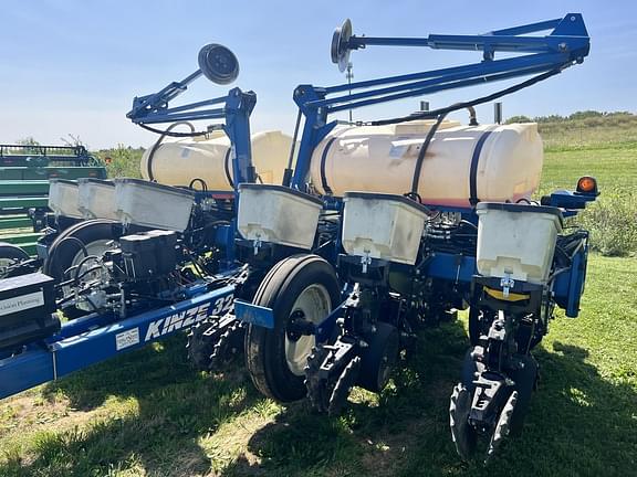 Image of Kinze 3200 equipment image 1