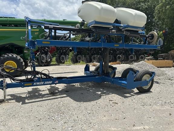 Image of Kinze 3500 equipment image 3