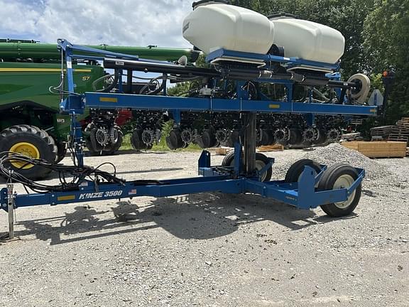 Image of Kinze 3500 equipment image 3