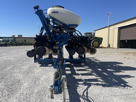 Image of Kinze 3500 equipment image 2