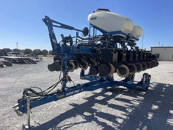 Image of Kinze 3500 equipment image 3