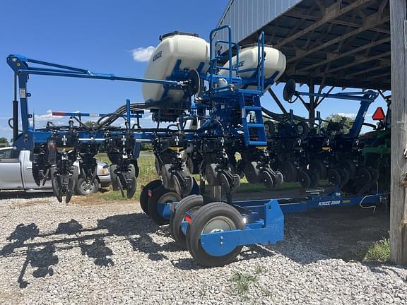 Image of Kinze 3500 equipment image 3