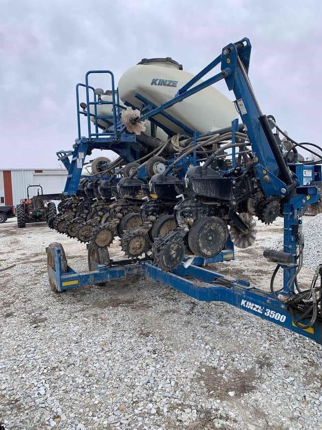 Image of Kinze 3500 equipment image 3