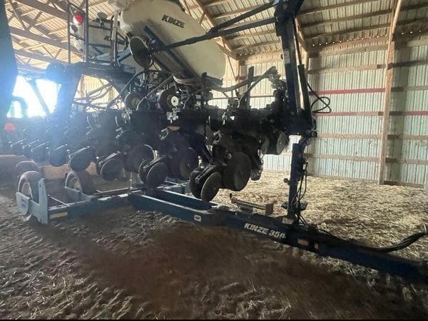 Image of Kinze 3500 equipment image 3