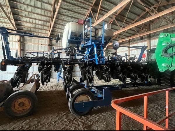 Image of Kinze 3500 equipment image 4