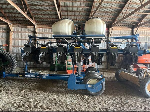 Image of Kinze 3500 equipment image 1