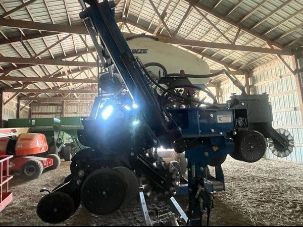 Image of Kinze 3500 equipment image 2