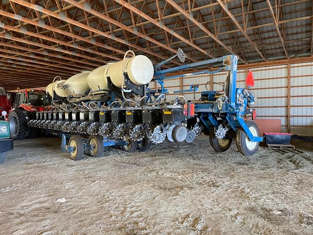 Image of Kinze 3600 equipment image 2