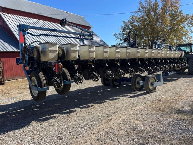 Image of Kinze 3600 equipment image 2