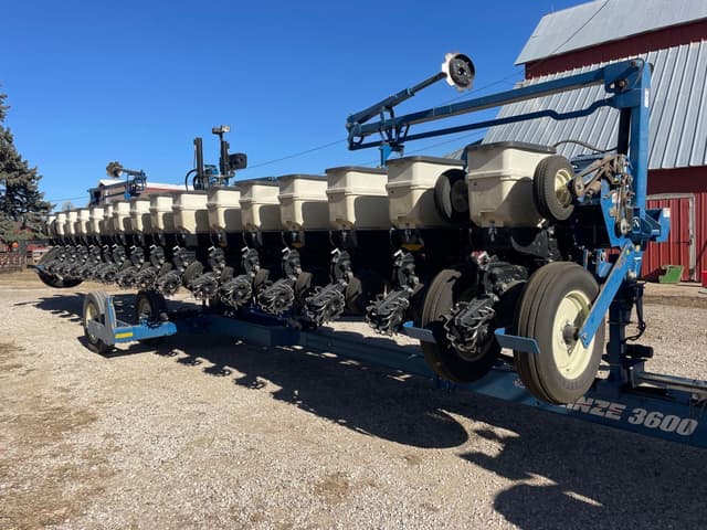 Image of Kinze 3600 equipment image 4