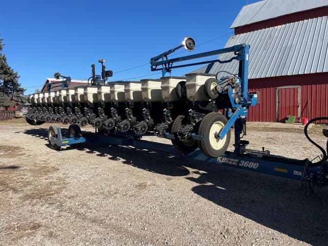 Image of Kinze 3600 equipment image 3