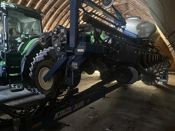 Image of Kinze 3600 equipment image 3