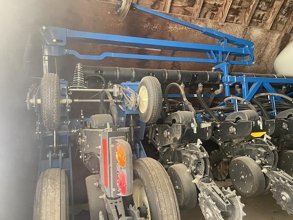 Image of Kinze 3600 equipment image 2