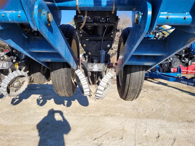 Image of Kinze 3660 equipment image 4