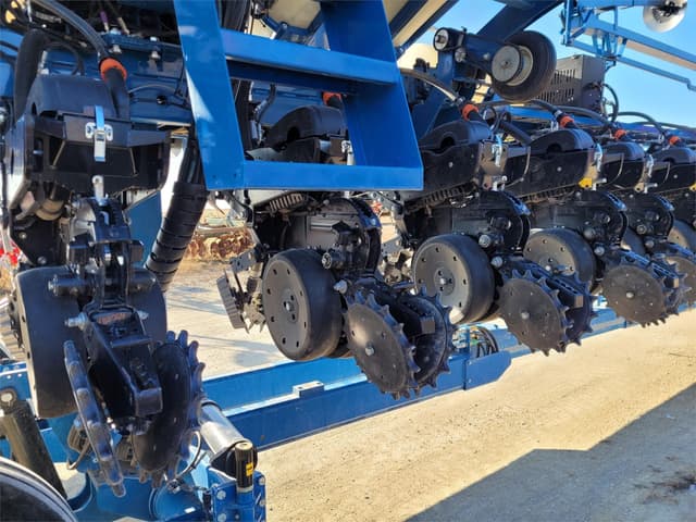 Image of Kinze 3660 equipment image 2