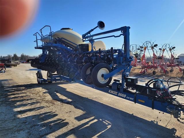 Image of Kinze 3660 equipment image 2