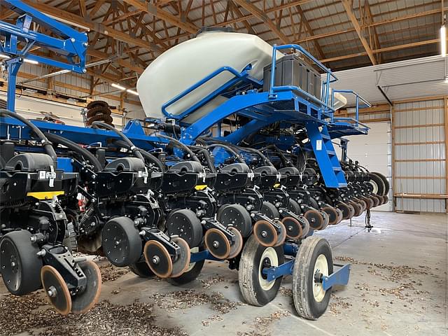 Image of Kinze 3660 equipment image 3