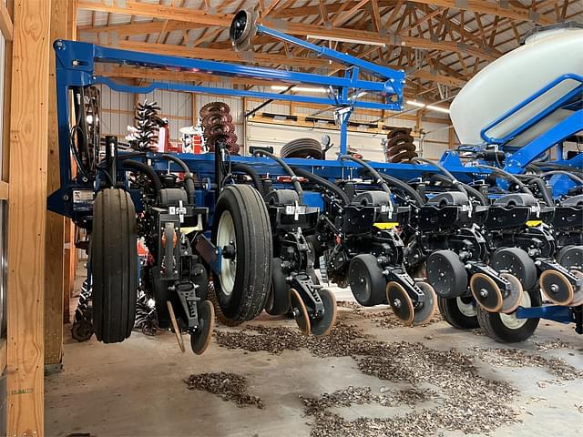 Image of Kinze 3660 equipment image 4