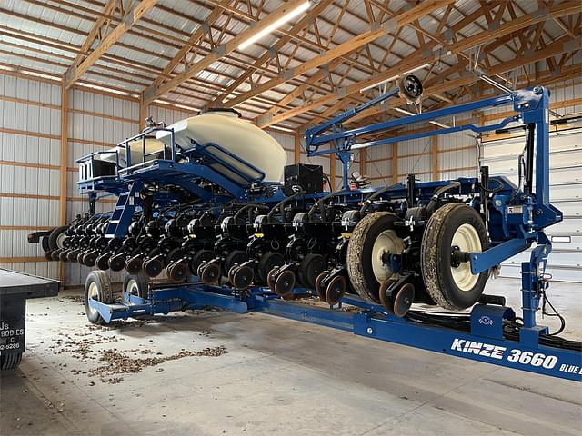 Image of Kinze 3660 equipment image 2