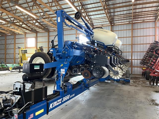 Image of Kinze 3660 equipment image 1