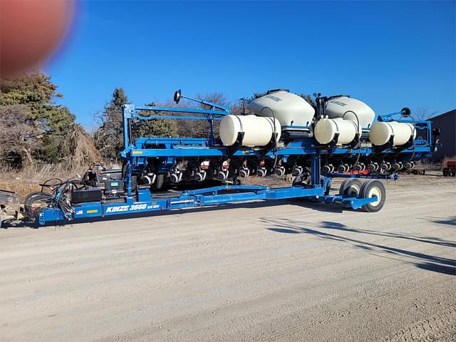 Image of Kinze 3660 equipment image 1