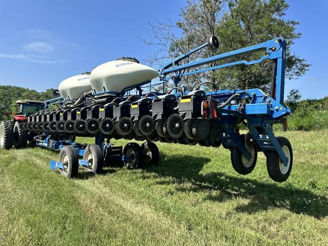 Image of Kinze 3660 equipment image 2