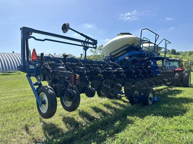 Image of Kinze 3660 equipment image 3