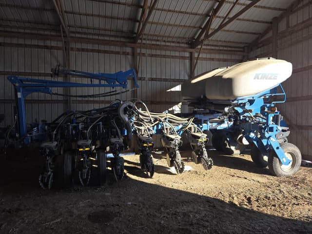 Image of Kinze 4900 equipment image 1