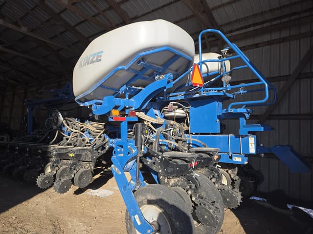 Image of Kinze 4900 equipment image 3