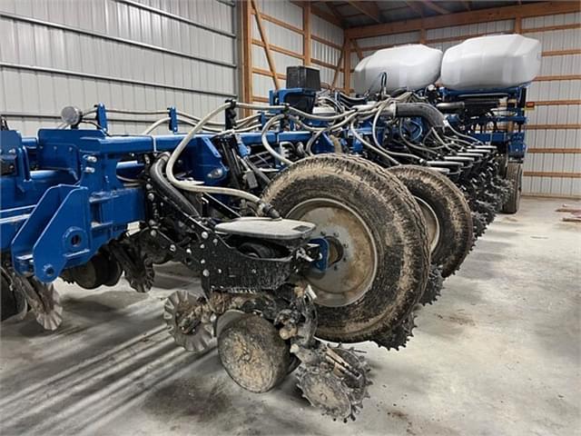 Image of Kinze 4900 equipment image 1