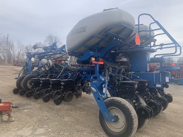 Image of Kinze 4900 equipment image 3