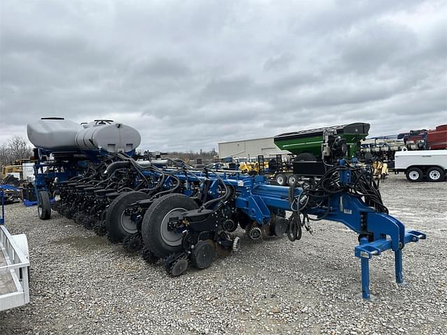 Image of Kinze 4900 equipment image 1