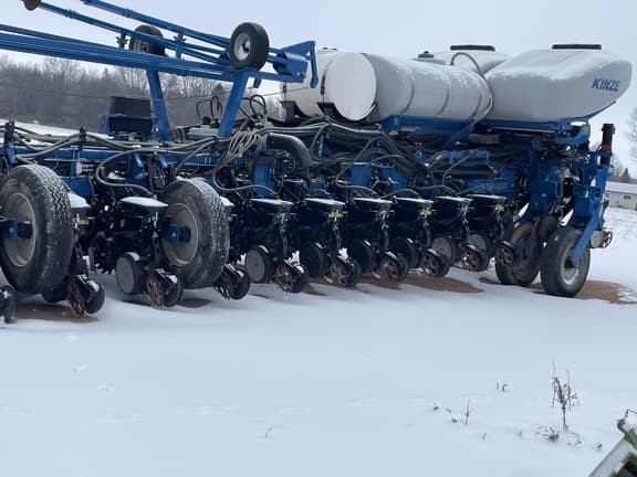 Image of Kinze 4900 equipment image 4
