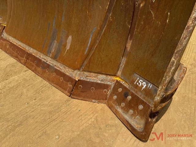 Image of Komatsu D155AX-8 equipment image 4