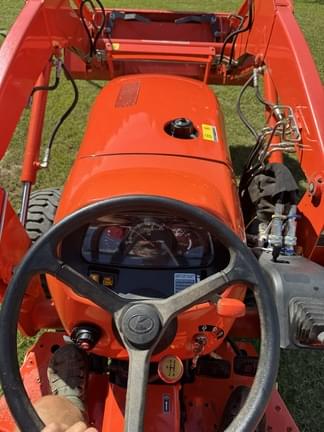 Image of Kubota L3301 equipment image 3