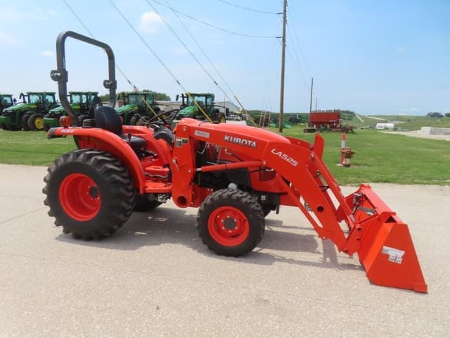 Image of Kubota L3301HST equipment image 4