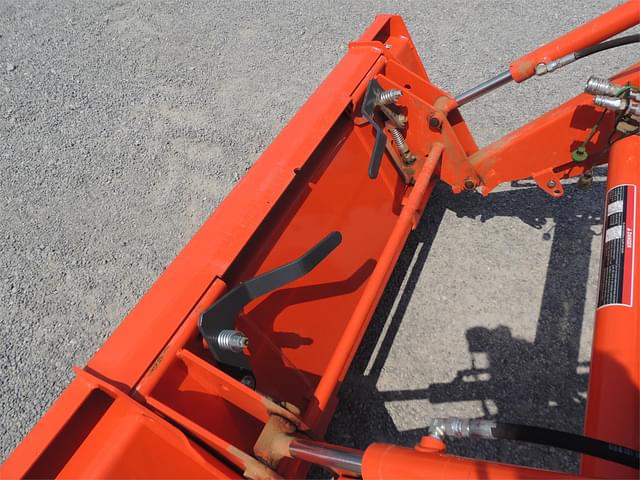 Image of Kubota L3901HST equipment image 4